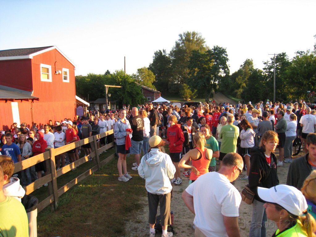 Run Thru Hell 2008 056.jpg - The line for the packet pick up overflows the fence. It did not help the "expo" was right at the end of the packet pick up line. People shopping were mixed with the people waiting.